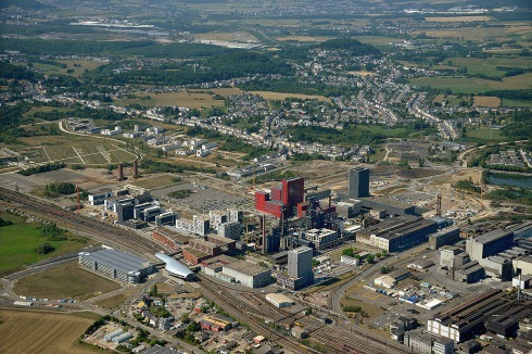 In den 60er Jahren war der Südwesten von Luxemburg stark von der Stahlproduktion geprägt. Die Neubebauung von Belval, steht im Vordergrund, links der Bahnhof Belval Université.<br />