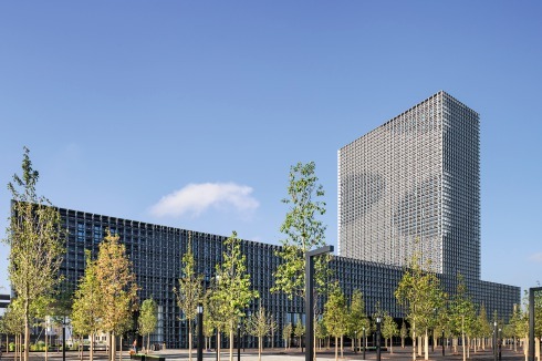 Uni-Turm mit Moiré-Effekt auf der Fassade; die Place de l’Université auf der Nordseite des Neubaus wird bald von weiteren Bauten umrahmt sein<br />