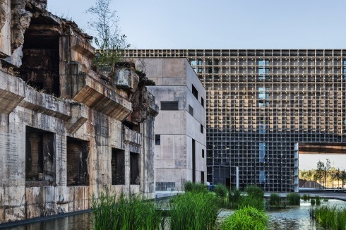 Reste vom Sockel des dritten Hochofens neben dem Sichtbeton-Neubau des Universitäts-Restaurants<br />