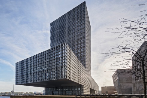 180 m lang, 45 m breit und 83 m hoch hebt sich die Maison du Savoir als zen­trales Hörsaal- und Ver­waltungsgebäude deutlich hervor<br />