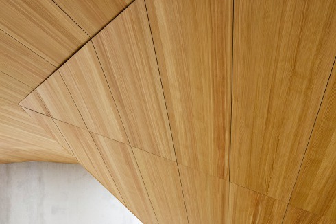 Im Foyer verschwindet der Leichtbeton hinter der Holzvertäfelung<br />
