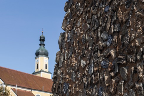 ... mit Granitbruchsteinfassade<br />
