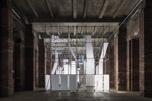Ausstellungsarchitektur in Form eines raumgreifenden Gerüsts<br />