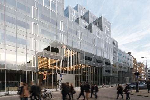 Die Halle wird von den beiden Längsseiten betreten. An den umlaufenden, gebogenen Glaspaneelen lässt sich das ursprüngliche Konzept nachvollziehen.<br />