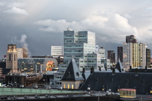 Zehn Minuten vom Timmerhuis entfernt befinden sich die Markthal von MVRDV und die Cube Houses von Piet Bloom.<br />