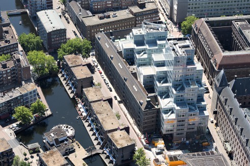 Das als Wolke konzipiert Rathaus schließt direkt an das alte Stadstimmerhuis an.<br />