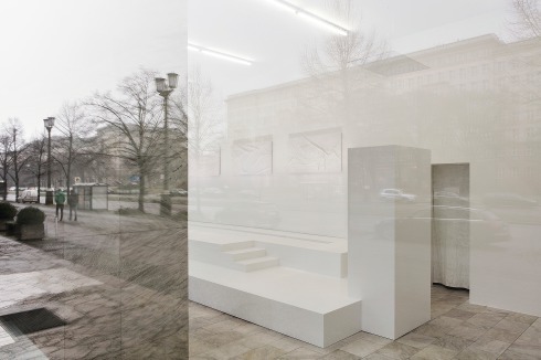 <span class="Bold">Blick durchs Schaufenster in die Austellung</span><br />