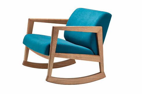 <span class="Bold"> Der Schaukelstuhl D866 F von Lydia Brodde fürThonet nimmt Anleihen bei berühmten Vorgängern.<br /></span><br />