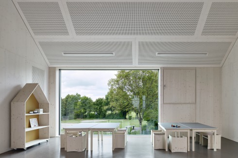 Große Fenster verbinden die Räume im Obergeschoss mit dem Garten<br />