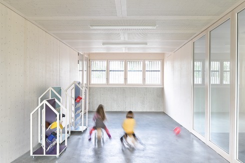 Im Foyer mit seinem hoch liegenden Fensterband ist der Geländeversatz von der Straße zum Garten spürbar<br />