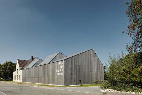 Wohnhaus mit Scheune – die Architektur arbeitet auf der Straßenseite mit den dörflichen Bautypologien<br />