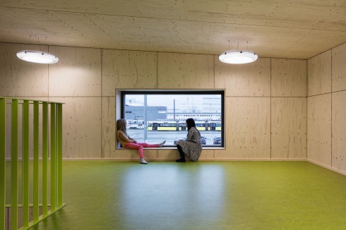 Trainspotting für Kinder und Erzieher: Die GT6-Züge von Bombardier sind seit 2001 im größten Tramnetz Deutschlands unterwegs. Die Anordnung der Fenster erfolgte mit Blick auf die Größe der Heranwachsenden.<br />