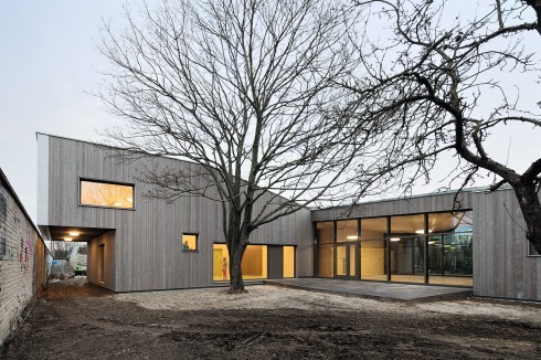 Das Foyer sollte mittels einer Glasfaltfassade mit leichter Hand zum Garten zu öffnen sein, doch fiel sie einer Sparrunde zum Opfer<br />