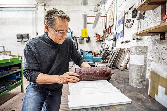 Feinarbeit: Markus Hartenfels überprüft die Genauigkeit der Kroko-Rolle anhand eines Gipsabdrucks.