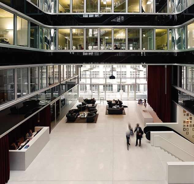 Die horizontalen Bänder der Fassade ziehen sich als Brüstungen der einzelnen Geschosse bis in den Innenraum des achtgeschossigen Atriums.