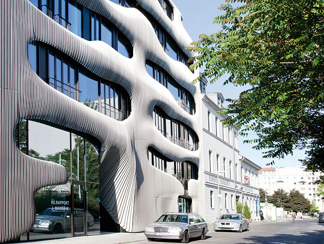 Direkt neben der Kalkscheune aus dem 19. Jahrhundert, die heute als Veranstaltungsort genutzt wird, steht das Wohnhaus JOH3 – ein Entwurf zwischen Baukörper und Skulptur.